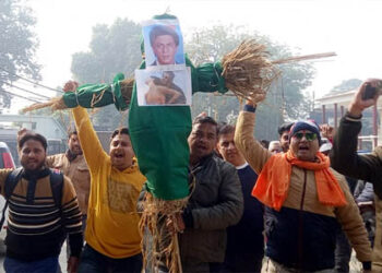 फिल्म पठान के खिलाफ सड़क पर आए विहिप कार्यकर्ता, पुतला फूंका