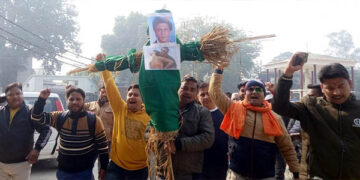 फिल्म पठान के खिलाफ सड़क पर आए विहिप कार्यकर्ता, पुतला फूंका