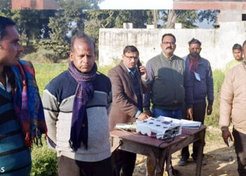 क्रय केंद्रों पर गन्ना तौल करा रहे माफिया, डीएम ने नोटिस थमाया