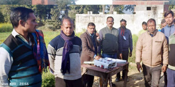 क्रय केंद्रों पर गन्ना तौल करा रहे माफिया, डीएम ने नोटिस थमाया