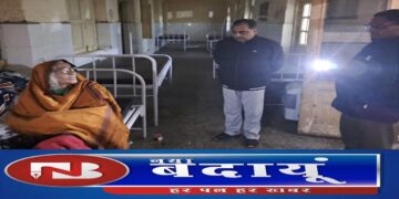 जिला अस्पताल में मानवता तार-तार, अंधेर वाले वार्ड में बंद बुजुर्ग महिला ने मचाई चीत्कार