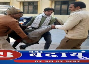 देखिए बदायूं जिला अस्पताल इमरजेंसी पर मुर्दों से ज्यादा घायल मरीजों की दुर्दशा…