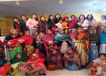 गरीब और असहाय परिवारों की महिलाओं को बांटे कंबल व खाद्य सामग्री