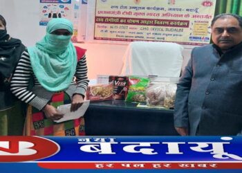 निक्षय दिवस पर टीबी रोगियों को गोद लेकर बांटी खाद्य सामग्री