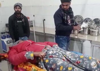 रास्ते में जा रहे युवक को पकड़कर किन्नरों ने देखो क्या किया…..