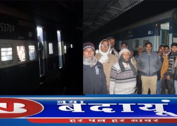कछला पुल के पास बरेली-कासगंज एक्सप्रेस का इंजन-बोगी अलग-अलग, मचा यात्रियों में हड़कंप