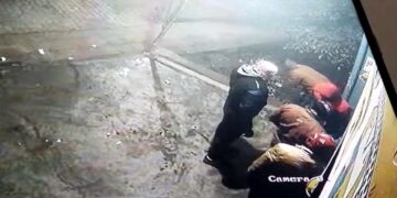 सावधान : देखिए शटर काट चोर गैंग ने कैसे दुकान में घुसकर की चोरी