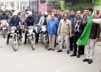 यातायात जागरूकता रैली को हरी झंडी दिखाकर बोले डीएम-एसएसपी बेहिचक करें घायल की मदद