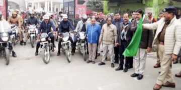 यातायात जागरूकता रैली को हरी झंडी दिखाकर बोले डीएम-एसएसपी बेहिचक करें घायल की मदद