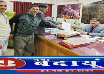 विद्युत संविदा कर्मचारियों ने कलक्ट्रेट पर किया प्रदर्शन, ज्ञापन सौंपा