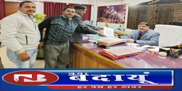 विद्युत संविदा कर्मचारियों ने कलक्ट्रेट पर किया प्रदर्शन, ज्ञापन सौंपा