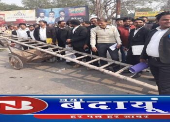 सड़क पर आए अधिवक्ताओं ने जमकर किया विरोध प्रदर्शन, दो घंटे जाम