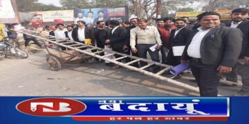 सड़क पर आए अधिवक्ताओं ने जमकर किया विरोध प्रदर्शन, दो घंटे जाम