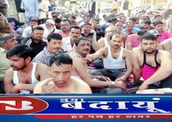 गबन के खिलाफ विद्युत संविदा कर्मचारियों ने अर्धनग्न होकर किया प्रदर्शन