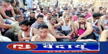 गबन के खिलाफ विद्युत संविदा कर्मचारियों ने अर्धनग्न होकर किया प्रदर्शन