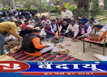 भ्रष्ट अफसरों की बुद्धी शुद्धीकरण को धरना स्थल पर कराया हवन-यज्ञ