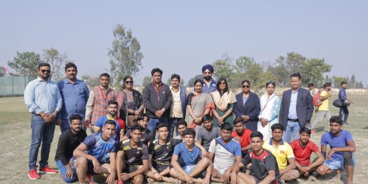 सांसद ने खिलाड़ियों को बांटे प्रमाण पत्र