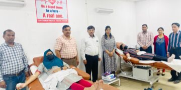 मेडिकल कॉलेज में रक्तदानियों ने किया रक्तदान