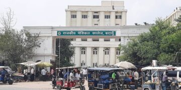 मेडिकल कॉलेज के बाहर अतिक्रमण में फस रही एंबुलेंस