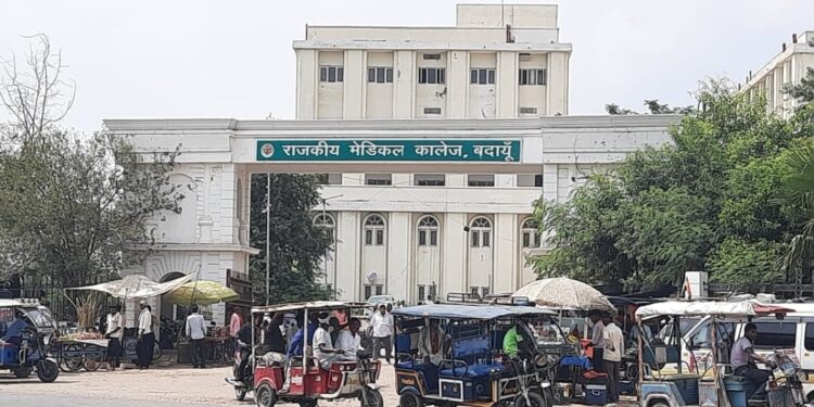 मेडिकल कॉलेज के बाहर अतिक्रमण में फस रही एंबुलेंस