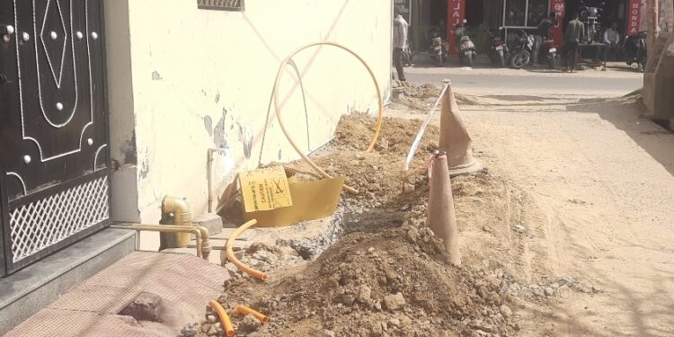 शहर में चोरी की बिजली इस्तेमाल कर बिछाई जा रही एलपीजी गैस पाइपलाइन