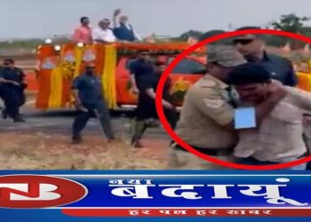 रोड शो के दौरान कर्नाटक में प्रधानमंत्री नरेंद्र मोदी की सुरक्षा में बड़ी चूक