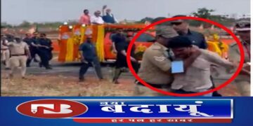 रोड शो के दौरान कर्नाटक में प्रधानमंत्री नरेंद्र मोदी की सुरक्षा में बड़ी चूक