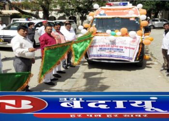 जनप्रतिनिधियों सहित डीएम ने पशु मोबाइल उपचार यूनिट वैन को दिखाई हरी झंडी