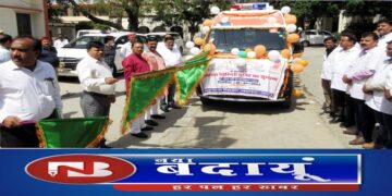 जनप्रतिनिधियों सहित डीएम ने पशु मोबाइल उपचार यूनिट वैन को दिखाई हरी झंडी