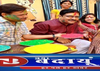 अनाथ बच्चों ने डीएम को अबीर-गुलाल लगाकर मनाई होली