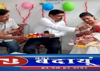 खीर खिलाकर अनाथालय में बच्ची का डीएम ने कराया अन्नप्राशन संस्कार