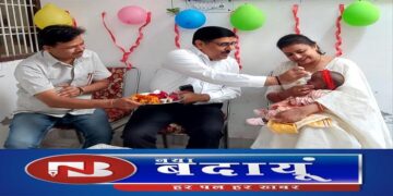 खीर खिलाकर अनाथालय में बच्ची का डीएम ने कराया अन्नप्राशन संस्कार