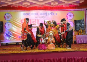 फाग उत्सव : बदायूं क्लब में रंगारंग कार्यक्रम के साथ उड़ा अबीर गुलाल