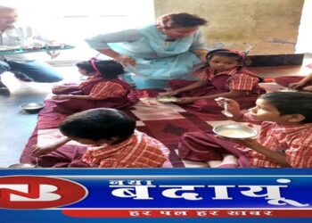 बेसहारा बच्चों को एडीएम बरेली ने खिलाई खीर