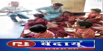 बेसहारा बच्चों को एडीएम बरेली ने खिलाई खीर