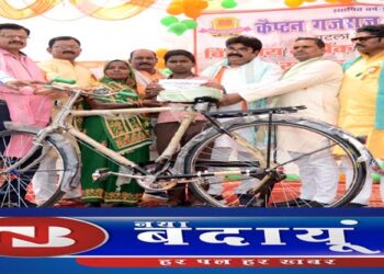 पूर्व विधायक ने कार्यक्रम में बच्चों को बांटे उपहार