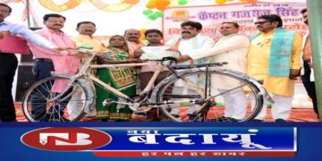 पूर्व विधायक ने कार्यक्रम में बच्चों को बांटे उपहार