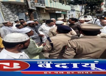 जामा मस्जिद के बाहर आबिद रजा और फकरे अहमद शोबी पक्ष में विवाद और हंगामा