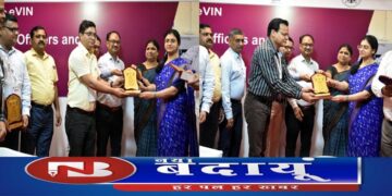 लखनऊ कार्यशाला में जिला प्रतिरक्षण अधिकारी डा. असलम व अरविंद गुप्ता सम्मानित