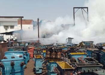 विद्युत विभाग की कार्यशाला में लगी आग, हड़कंप मचा