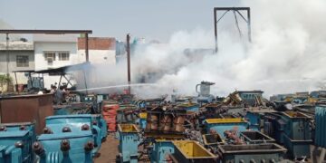 विद्युत विभाग की कार्यशाला में लगी आग, हड़कंप मचा