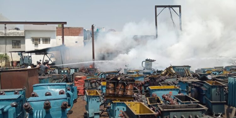 विद्युत विभाग की कार्यशाला में लगी आग, हड़कंप मचा