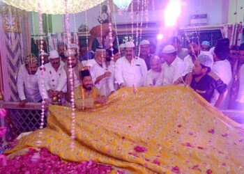 छोटे सरकार के सालाना उर्स में उमड़े जायरीन, पूर्व मंत्री आबिद रजा ने की चादरपोशी