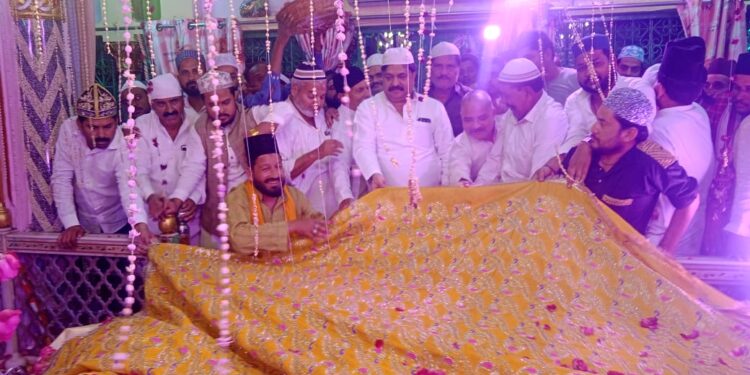 छोटे सरकार के सालाना उर्स में उमड़े जायरीन, पूर्व मंत्री आबिद रजा ने की चादरपोशी