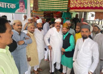 ईदगाह पर नमाज के बाद पूर्व मंत्री आबिद रजा ने गले मिलकर दी ईद की मुबारकबाद