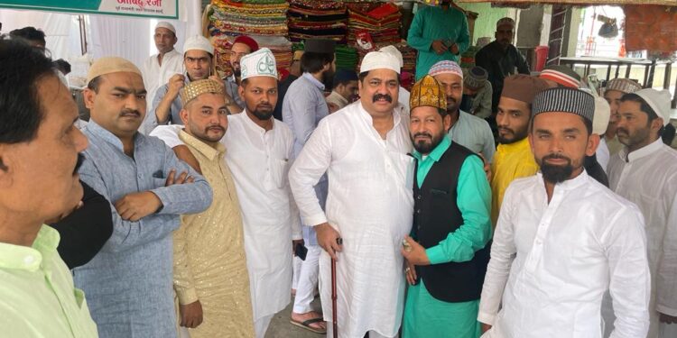 ईदगाह पर नमाज के बाद पूर्व मंत्री आबिद रजा ने गले मिलकर दी ईद की मुबारकबाद