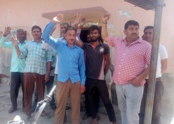 गन्ना विभाग और यदु शुगर मिल के खिलाफ किसानों ने किया प्रदर्शन