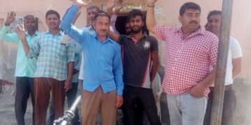 गन्ना विभाग और यदु शुगर मिल के खिलाफ किसानों ने किया प्रदर्शन