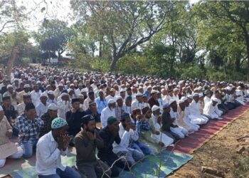 ईद-उल-फितर पर्व : मस्जिदों में नमाज अदा कर मांगी अमन चैन शांति की दुआ