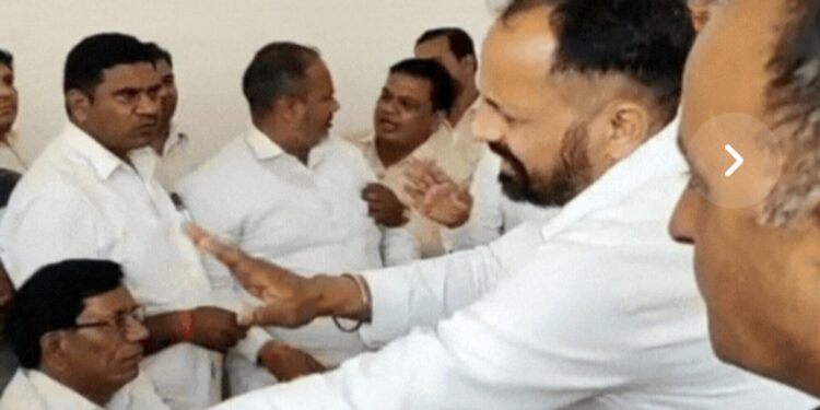 पश्चिमी यूपी में रार, टिकट को लेकर जहर खा रहे और मिट्टी का तेल छिड़क रहे नेता